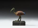une image représentant une statue en bronze d'un oiseau posée sur un socle en marbre