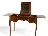 une photo d'un bureau en bois sur lequel est posé un miroir