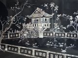 une photo en noir et blanc représentant une maison et un étang