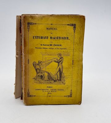 un vieux livre posé sur une table à côté d'un fond blanc