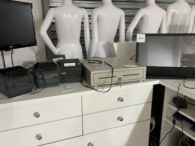 Plusieurs mannequins sont alignés devant un bureau sur lequel se trouve un ordinateur.