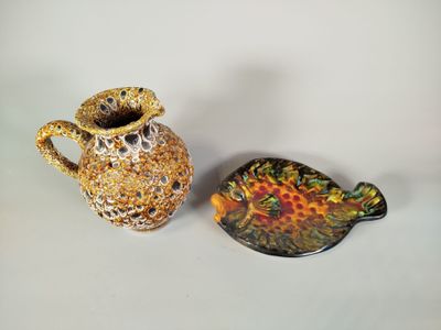 deux petits vases posés l'un à côté de l'autre sur une table
