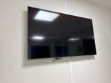 un téléviseur à écran plat fixé au mur d'une pièce