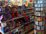 de nombreux jouets sont exposés sur les étagères du magasin, destinés à la vente