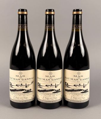 trois bouteilles de vin posées sur une table l'une à côté de l'autre