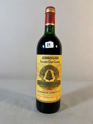 une bouteille de vin posée sur une table