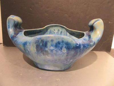 un bol bleu et blanc posé sur une table