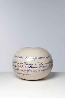 une image représentant un vase blanc sur lequel figure une inscription