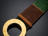 une image représentant une ceinture ornée d'un anneau en or
