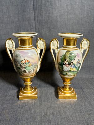 paire de vases anciens en porcelaine française avec des anses dorées