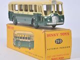 un bus jouet posé sur le dessus d'une boîte