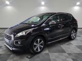 la voiture noire est garée dans le garage sur le sol en damier