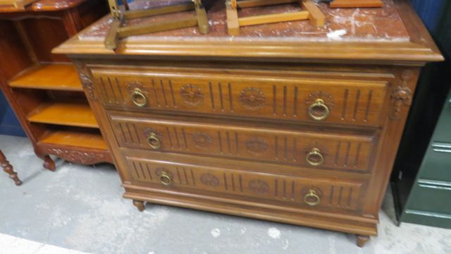 Commode droite ouvrant à trois tiroirs, dessus marbre rouge H : 9...