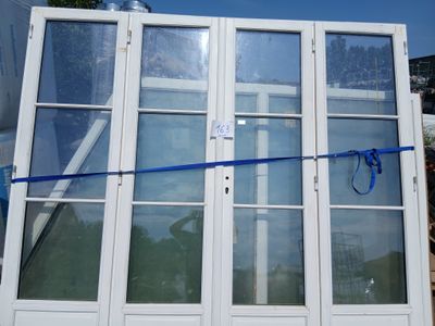 une grande fenêtre à laquelle est noué un ruban bleu