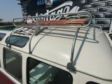 une camionnette équipée d'un porte-bagages sur le toit