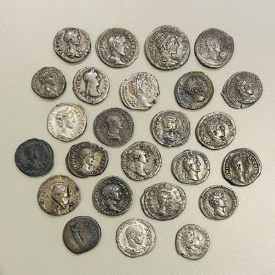 beaucoup de pièces qui sont sur la table