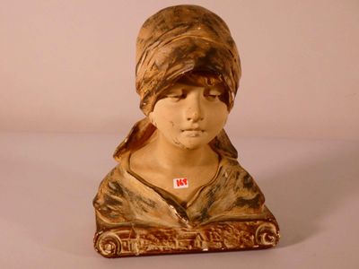 une statue représentant une femme coiffée d'un turban