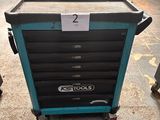 une photo d'un chariot à outils dans un entrepôt