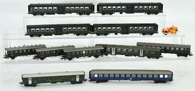 de nombreux modèles réduits de trains exposés sur la table