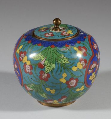 une image représentant un vase bleu orné de fleurs et de feuilles peintes