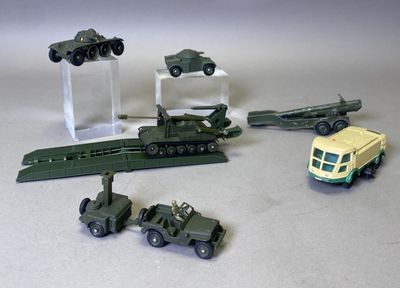 Plusieurs véhicules militaires miniatures et autres véhicules sont posés sur une table