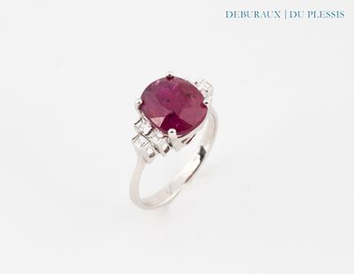 un gros plan d'une bague sertie d'un rubis et de diamants