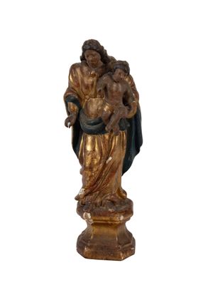 l'image d'une statue représentant une femme tenant un enfant dans ses bras