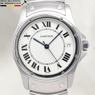 gros plan d'une montre avec des chiffres romains sur le cadran