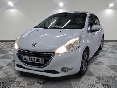 la petite voiture blanche est garée dans une grande pièce