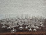 de nombreux verres à vin posés sur une table en bois