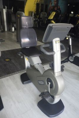 une photo d'un ensemble d'appareils de musculation installés dans une salle de sport