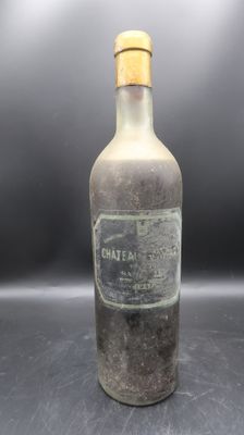l'image d'une bouteille de vin posée sur une table