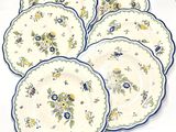 six assiettes bleues et blanches ornées de motifs floraux, posées sur une table