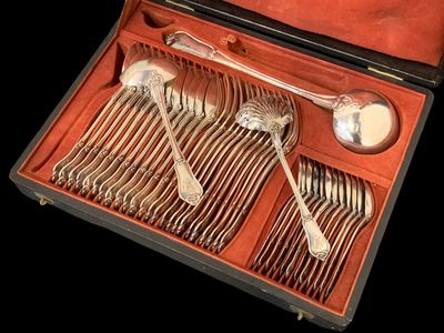 un coffret contenant de l'argenterie, posé sur une surface noire