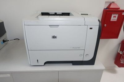 une imprimante blanche posée sur un bureau blanc