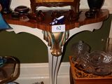 une petite table sur laquelle se trouve un miroir