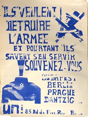 une affiche bleue et blanche accrochée au mur d'un immeuble