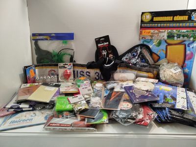 de nombreux objets posés sur le comptoir dans la pièce