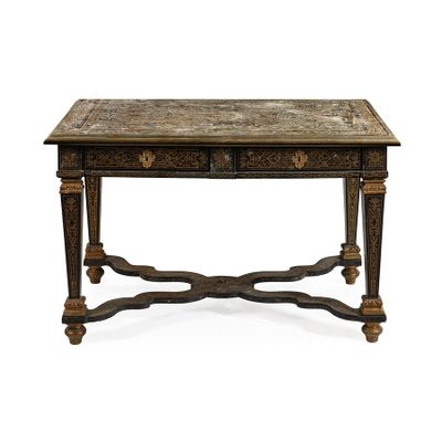 une vieille table en bois avec un plateau en marbre sur fond blanc