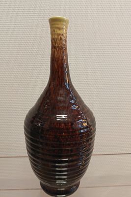 ACCOLAY Vase à haut col en faïence émaillée marron et jaune …