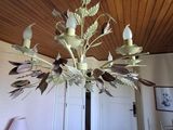 un lustre composé de feuilles métalliques suspendues au plafond