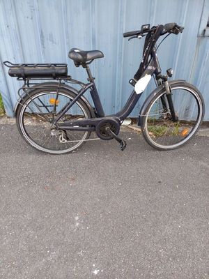 un vélo garé devant un mur bleu
