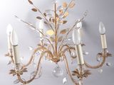 une image représentant un lustre à quatre lumières orné d'un motif à la feuille d'or