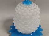 une bougie bleue et blanche posée sur une table