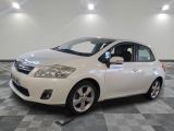 une photo d'une Toyota Yaris blanche garée dans un showroom