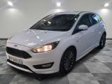 La Ford Focus blanche est garée sur un sol à damier.