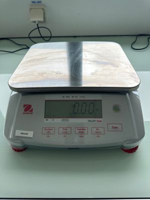 une image d'une balance numérique sur une table