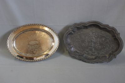 deux plateaux en argent posés l'un à côté de l'autre sur une surface blanche