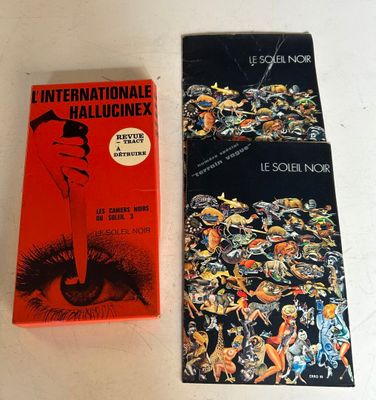 deux livres posés l'un à côté de l'autre sur une table