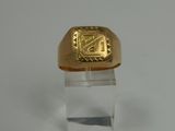 une image représentant une bague en or ornée d'un motif carré